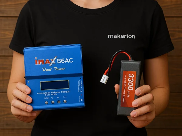 iMAX B6AC şarj cihazı ve 3300mAh 11.1V 3S LiPo batarya yan yana duruyor.