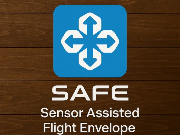 Ahşap zemin üzerinde SAFE logosu ve altında İngilizce ve Türkçe olarak “Sensor Assisted Flight Envelope – Sensör Destekli Uçuş Zarfı” metni yer alıyor.